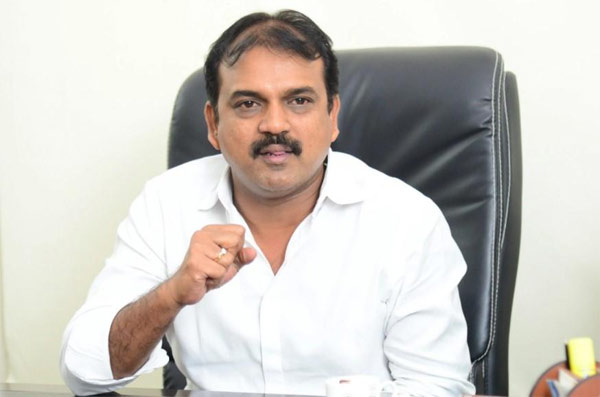 koratala siva,mega family,director koratala siva movies,janatha garage,srimanthudu,mirchi,ram charan,chiranjeevi,pawan kalyan  దర్శకుడంటే కొరటాల శివలా ఉండాలి! 